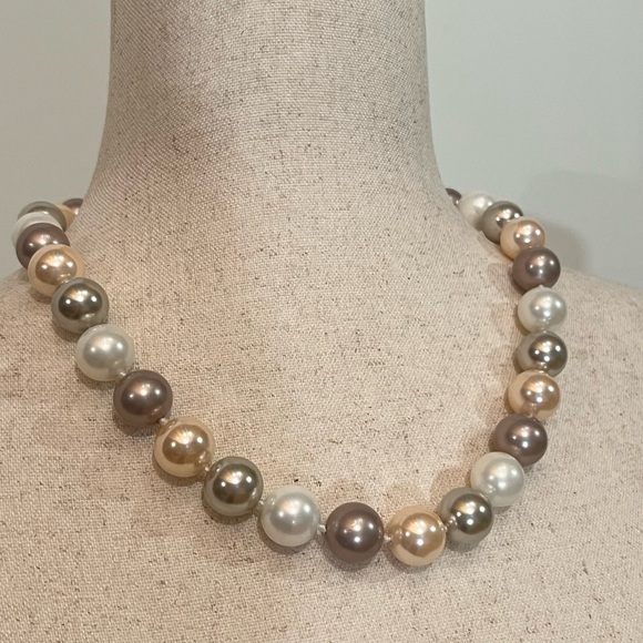 IRIS & LILY Multicolored Mother of Pearls Necklace - Picture 2 of 9